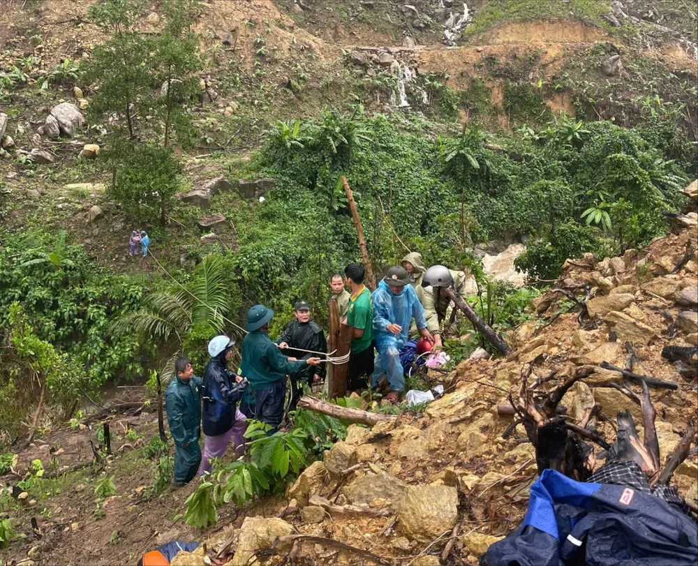 Dùng dây thừng tiếp tế lương thực, thực phẩm cho người dân bên kia suối. Ảnh: UBND xã Cà Đam