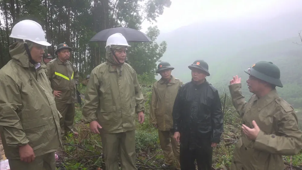 Khảo sát thực tế khu vực xung quanh nơi người dân tạm trú. Ảnh: UBND xã Cà Đam