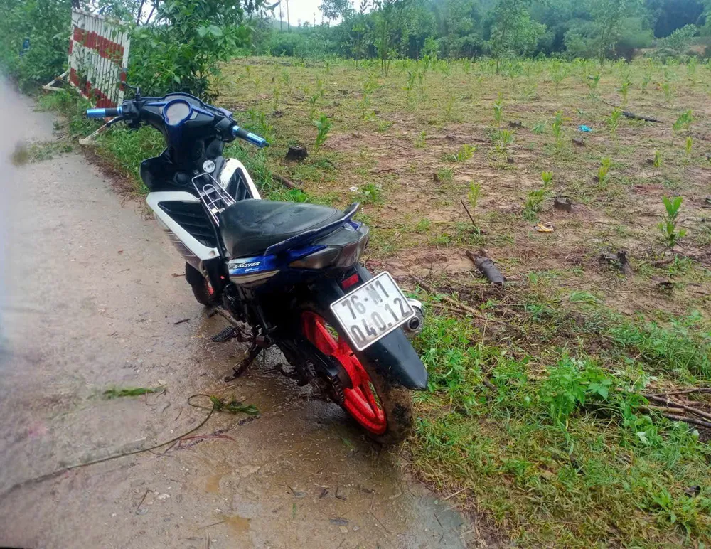 Chiếc xe máy của anh Th. được tìm thấy gần khu vực cầu Xã Trạch. Ảnh: VÕ THẠCH