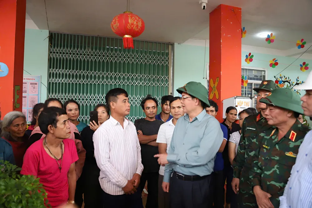 Phó Thủ tướng Hồ Quốc Dũng kiểm tra công tác khắc phục sạt lở và tặng quà cho người dân Quảng Ngãi