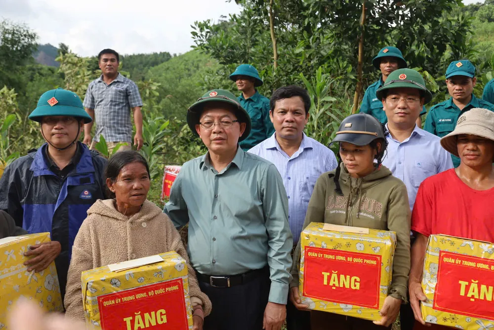 Phó Thủ tướng Hồ Quốc Dũng kiểm tra công tác khắc phục sạt lở và tặng quà cho người dân Quảng Ngãi