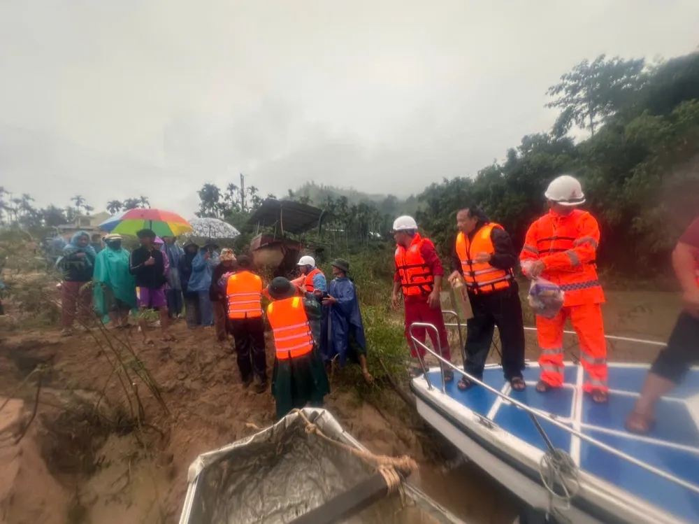 Vận chuyển lương thực, thực phẩm bằng đường thủy vào thôn Đăk Doa. Ảnh: ỦY BAN XÃ SƠN TÂY THƯỢNG