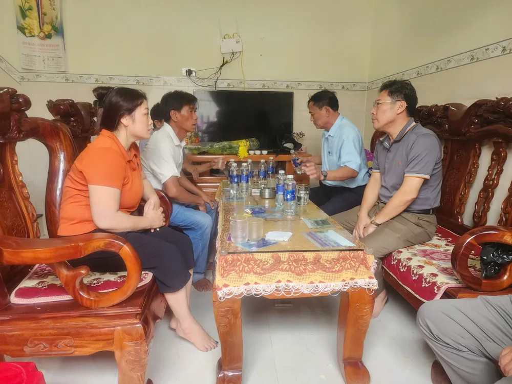 Thăm hỏi gia đình 3 người dân trôi dạt trên biển