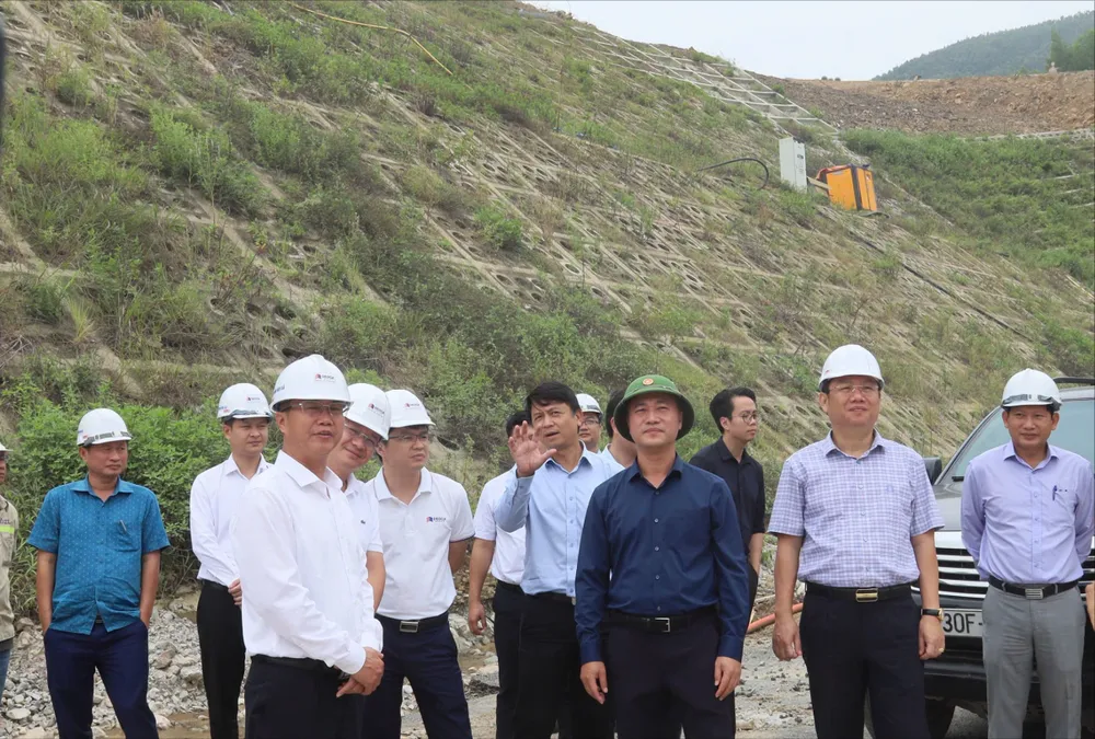 Thứ trưởng Bộ Xây dựng kiểm tra tiến độ dự án cao tốc Quảng Ngãi-Hoài Nhơn