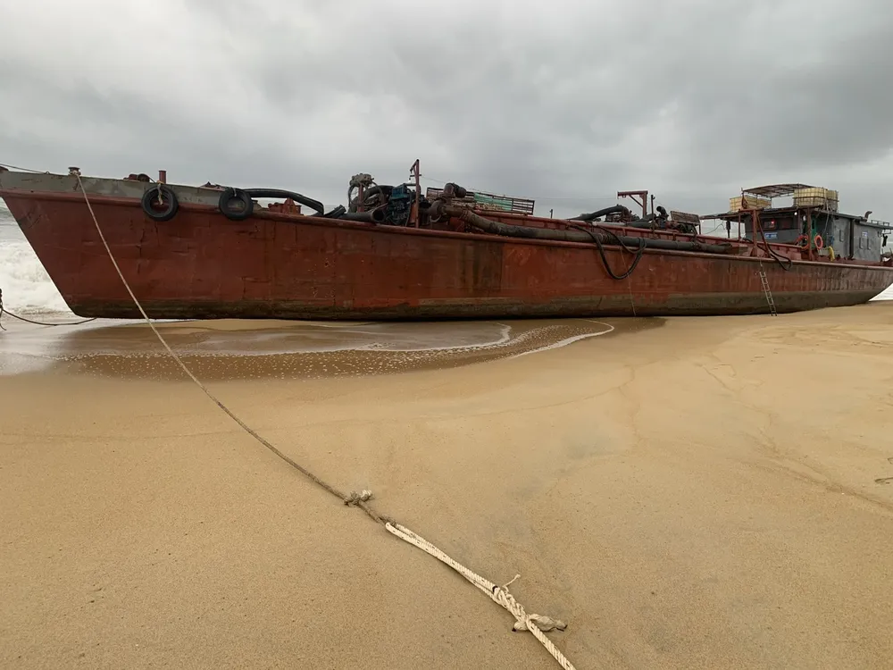 Tàu hàng chở 2.000 lít dầu bị mắc cạn trên vùng biển Quảng Ngãi