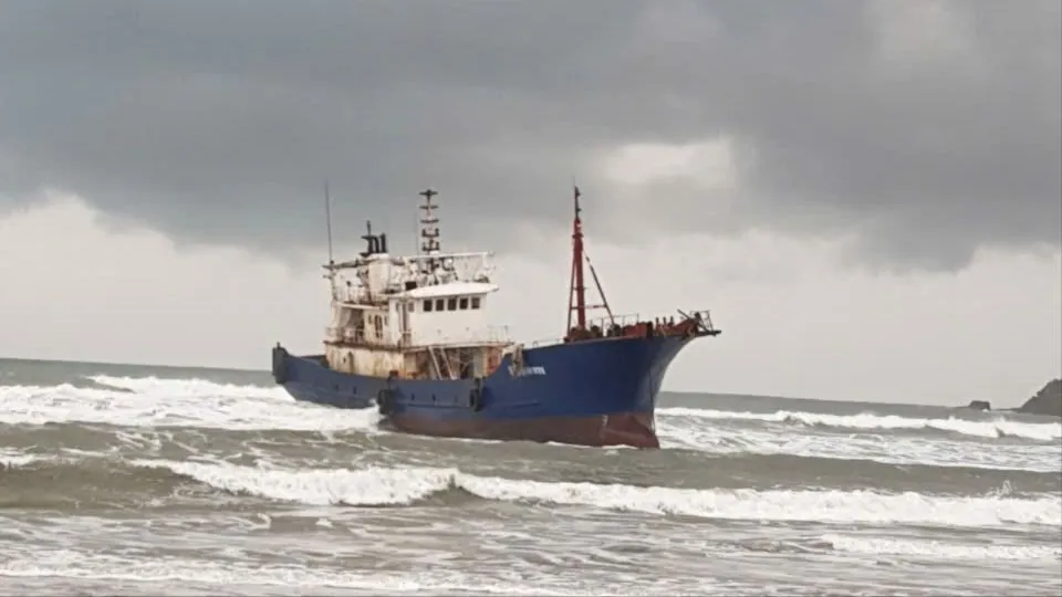 Một tàu nước ngoài trôi dạt vào vùng biển Quảng Ngãi