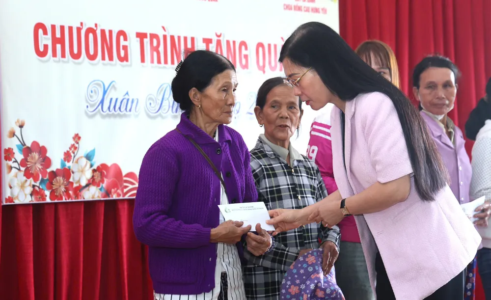 Phó Trưởng ban Tổ chức Trung ương trao quà tết cho người nghèo ở Quảng Ngãi