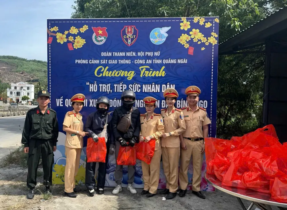 CSGT Quảng Ngãi tiếp nước, sữa, bánh ngọt tiếp sức người dân về quê đón tết
