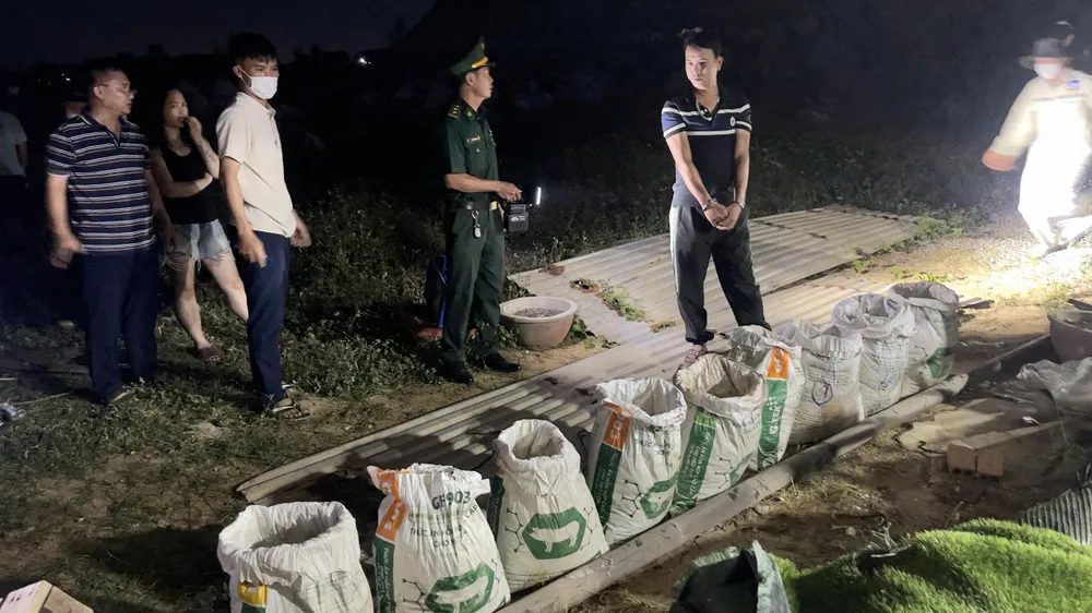 Lực lượng chức năng thu giữ tang vật tại hiện trường