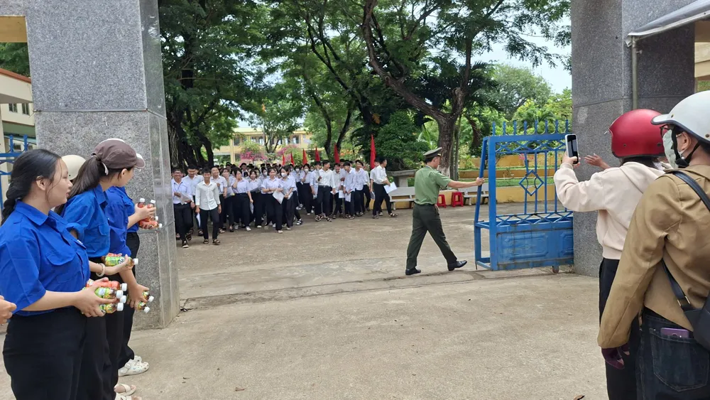 Thí sinh tại điểm thi Trường THPT Vạn Tường hoàn thành môn thi đầu tiên. Ảnh: NGUYỄN TRANG