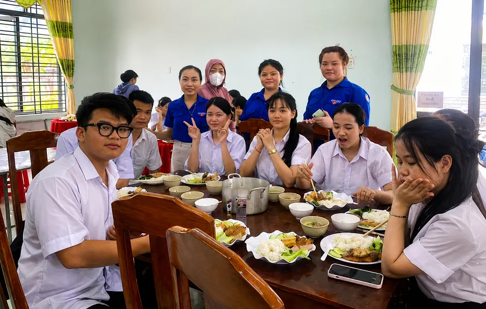 cơm mienx phí.jpg