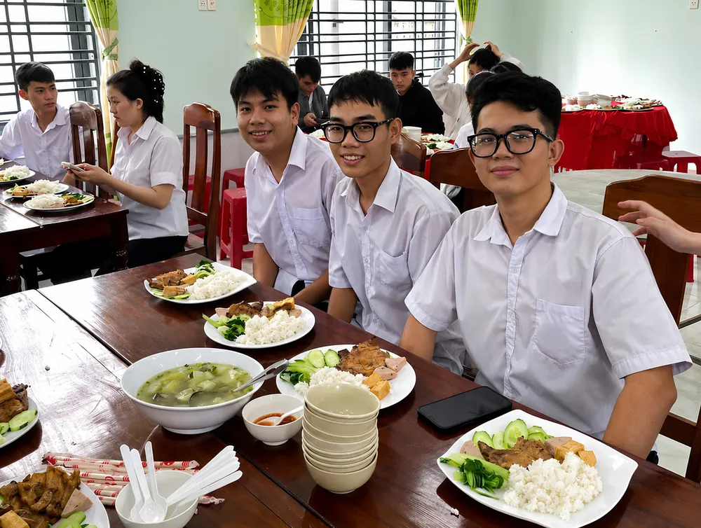 cơm mienx phí công an.jpg