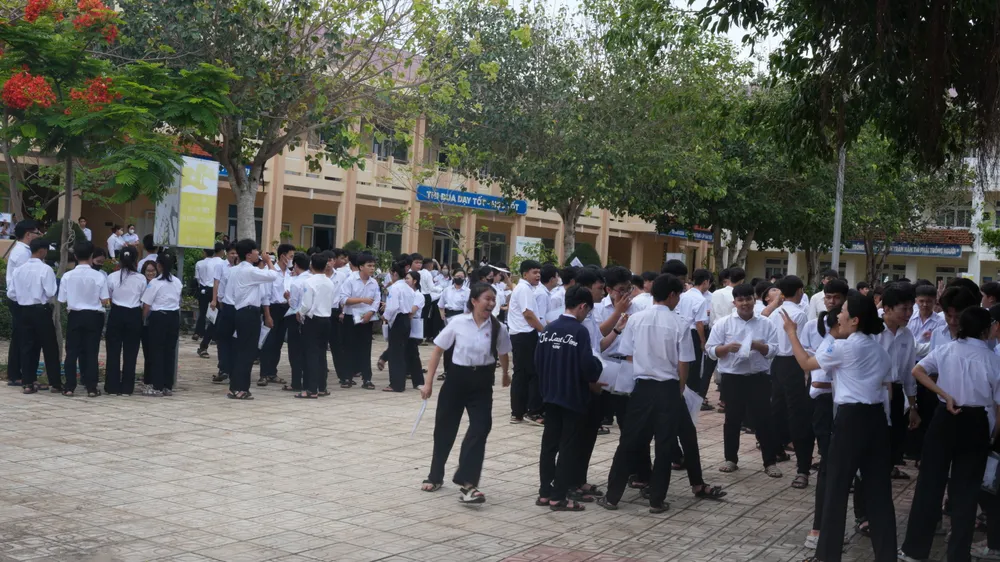 Các em tại điểm thi Trường THCS An Hải, đặc khu Lý Sơn, hoàn thành môn thi Ngữ văn. Ảnh: ĐÌNH NHỰT