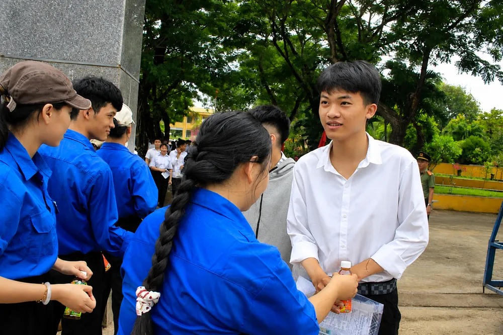 Các thí sinh hoàn thành môn thi Ngữ văn tại điểm thi Trường THPT Vạn Tường, xã Đông Sơn, tỉnh Quảng Ngãi. Ảnh: NGUYỄN TRANG