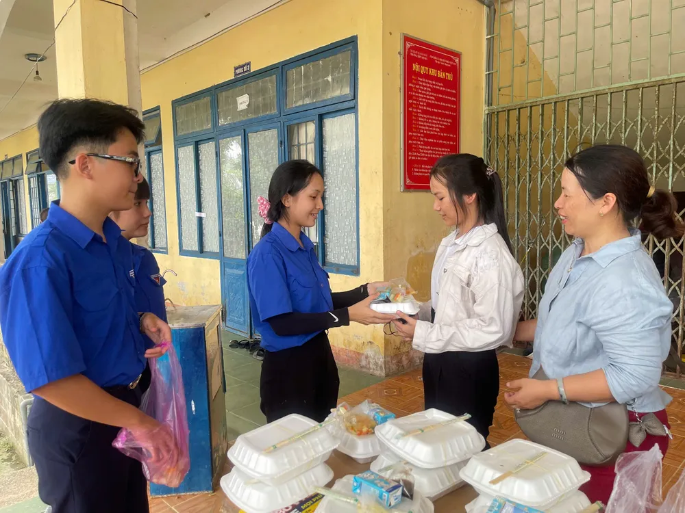 phát cơm xã Sơn Hà (2).jpg