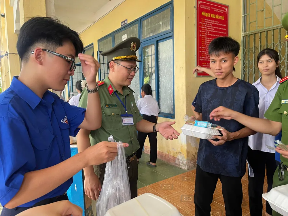 phát cơm xã Sơn Hà (4).jpg