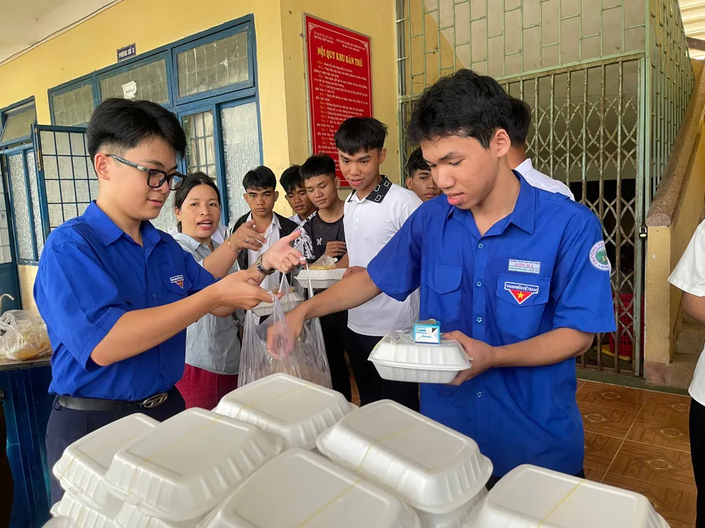 phát cơm xã Sơn Hà (5).jpg
