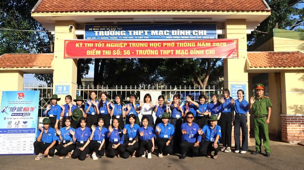 Lực lượng tiếp sức mùa thi tại Điểm thi Trường THPT Mạc Đĩnh Chi