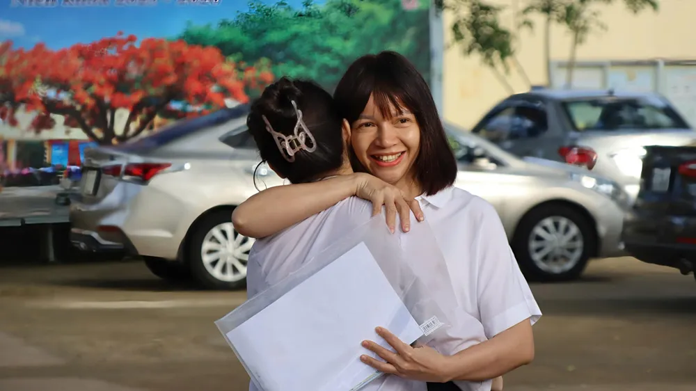 Cô Hoàng Thị Thanh Tú ôm, động viên thí sinh trước giờ thi