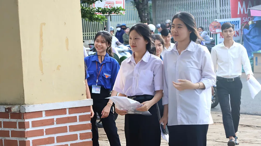 Thí sinh đến dự thi tại Điểm thi Trường THPT Mạc Đĩnh Chi