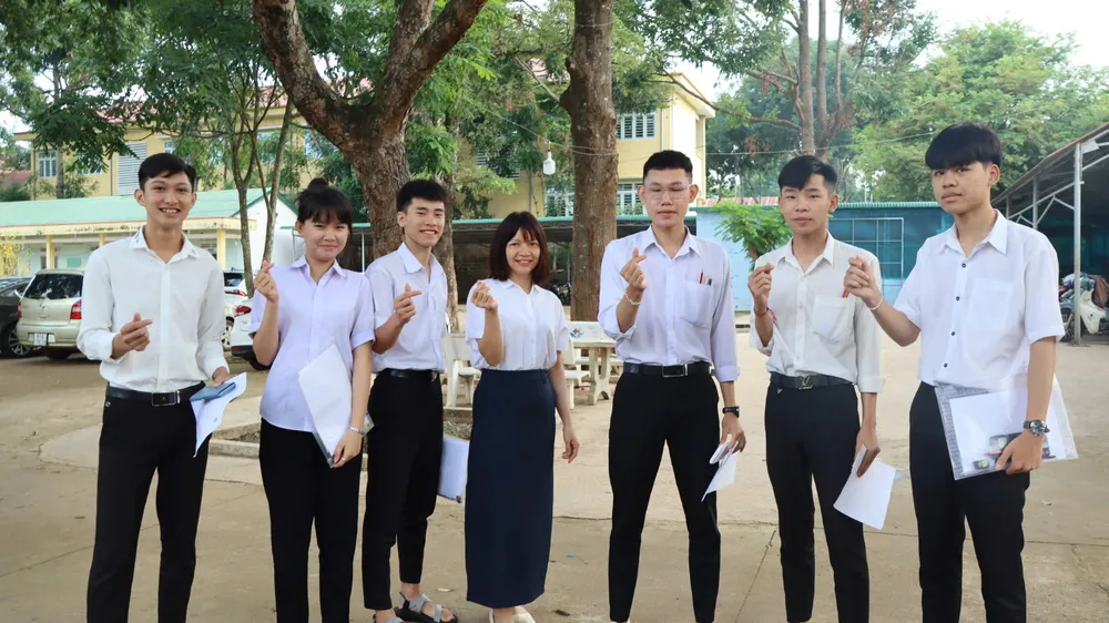 Cô Hoàng Thị Thanh Tú ( thứ 4 từ trái sang) động viên thí sinh dự thi tại Trường THPT Mạc Đĩnh Chi