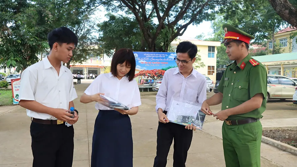 Giáo viên tại Điểm thi Trường THPT Mạc Đĩnh Chi hướng dẫn các thí sinh kiểm tra giấy tờ