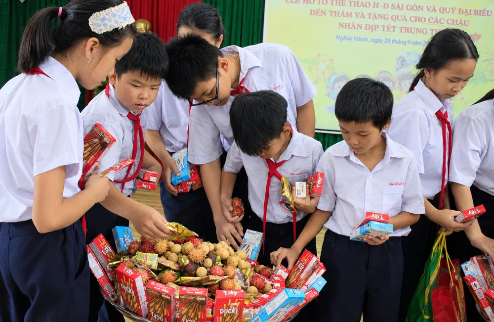 chọn quà.jpg