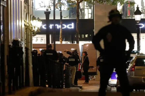 IS tấn công cảnh sát ở trung tâm Paris  ảnh 2