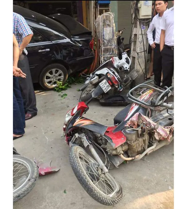 Tài xế xe Camry hoảng loạn đâm hàng loạt xe máy  ảnh 1