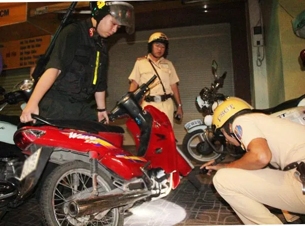 Kiểm tra số khung số máy một phương tiện của một nhóm thanh niên chuẩn bị thi thố, dợt xe. Ảnh: Tuấn Vũ