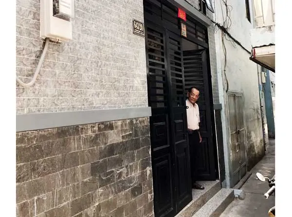 Chú Trịnh A Lục bên căn nhà đã được sửa chữa, nâng nền