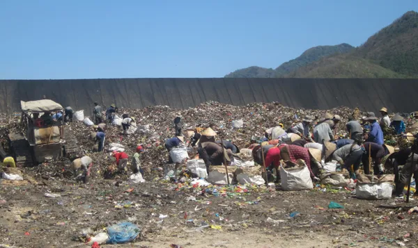 Bé trai tử vong khi nhặt phế liệu ở bãi chôn lấp rác  ảnh 1