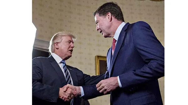 Tổng thống Donald Trump và ông James Comey  trong một cuộc gặp vào năm 2017  
