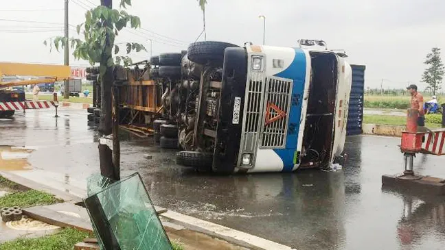 Xe container ôm cua lật chắn ngang đường ở Khu Công nghệ cao TPHCM.