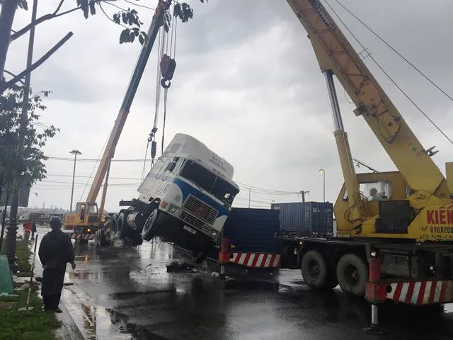 Xe container ôm cua lật chắn ngang đường trong cơn mưa ảnh 3