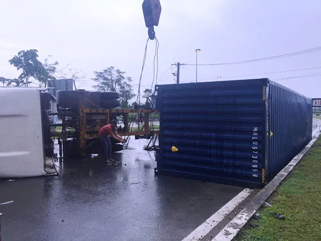 Xe container ôm cua lật chắn ngang đường trong cơn mưa ảnh 2