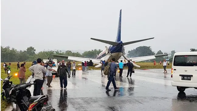Máy bay chở khách trượt khỏi đường băng ở Indonesia ảnh 1