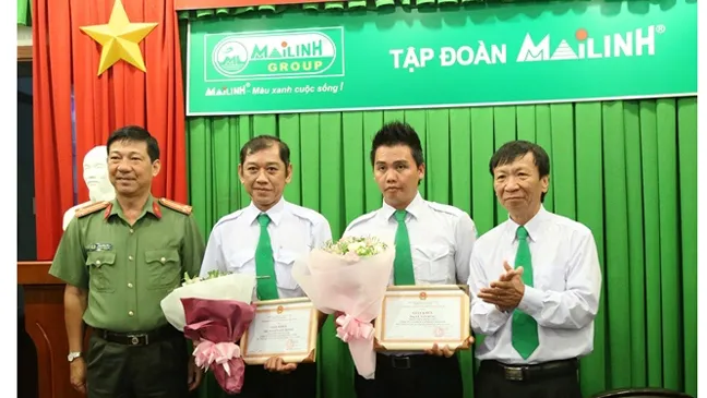 Công an TPHCM khen thưởng tài xế taxi tông xe vào tên cướp ảnh 1