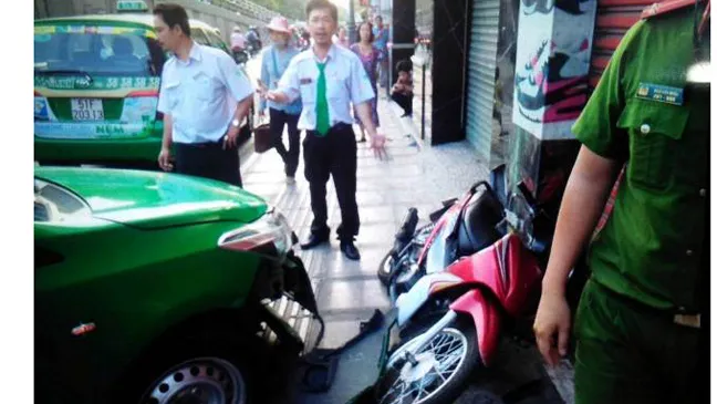 Công an TPHCM khen thưởng tài xế taxi tông xe vào tên cướp ảnh 2