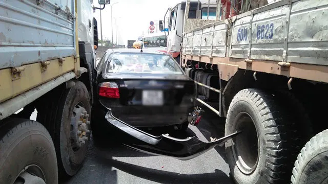 3 ô tô va chạm dàn ngang đường, Quốc lộ 1 ùn tắc nghiêm trọng ảnh 1