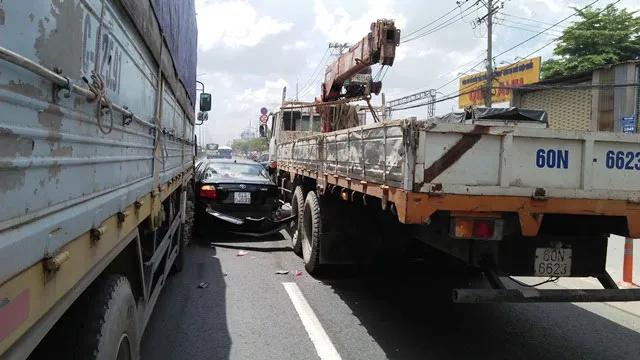 3 ô tô va chạm dàn ngang đường, Quốc lộ 1 ùn tắc nghiêm trọng ảnh 2