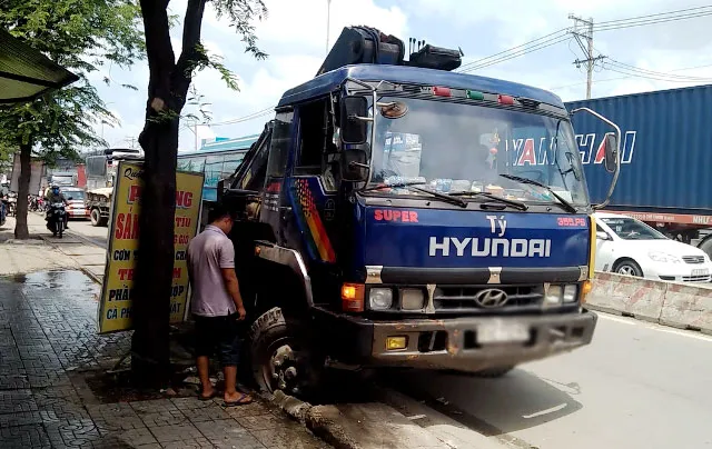 3 ô tô va chạm dàn ngang đường, Quốc lộ 1 ùn tắc nghiêm trọng ảnh 3