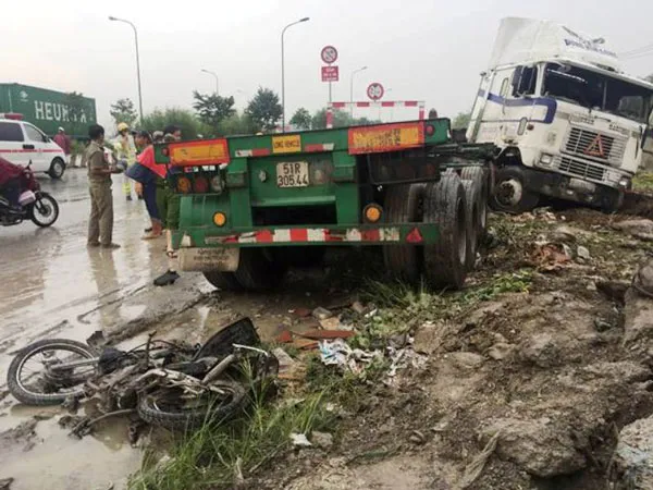 Xe container cán chết 2 người ở dốc cầu Phú Mỹ ảnh 1