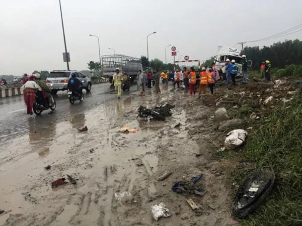 Xe container cán chết 2 người ở dốc cầu Phú Mỹ ảnh 2