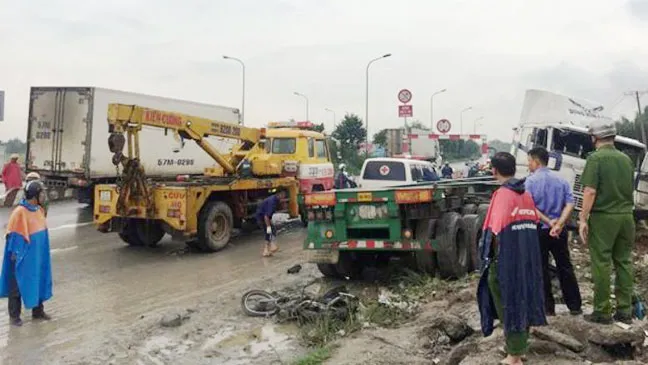 Chiếc xe máy bị xe container cán dập nát.