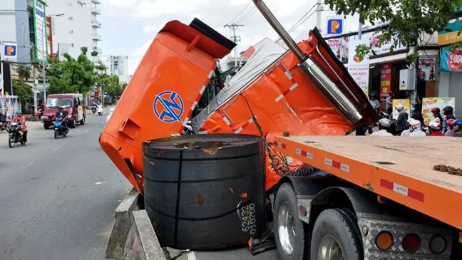 Xe quá tải, quá khổ lộng hành ảnh 1