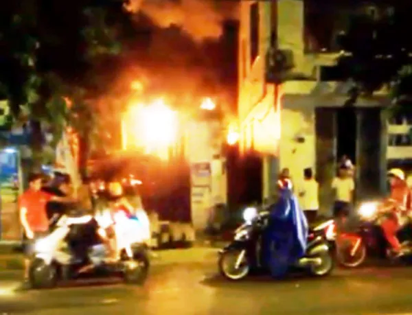 3 người phụ nữ tháo chạy khỏi căn nhà bốc cháy ở quận Thủ Đức ảnh 1