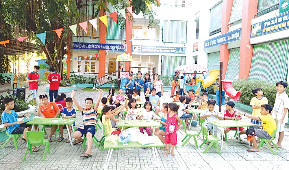 Hè của trẻ em ngoại thành ảnh 1