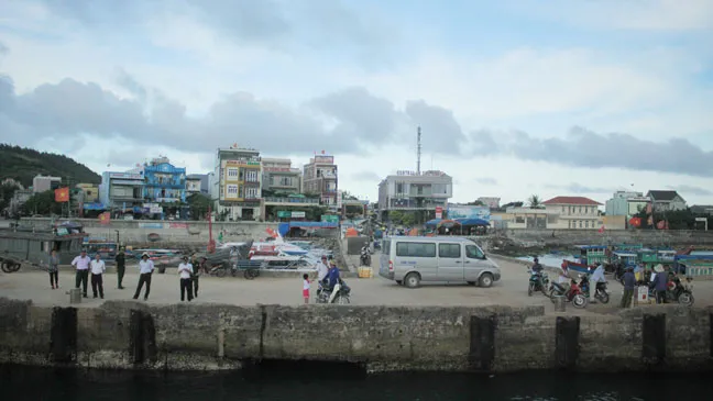 Đình chỉ 10 ca nô chở khách qua đảo Bé (Lý Sơn) vì không đạt chuẩn ảnh 1