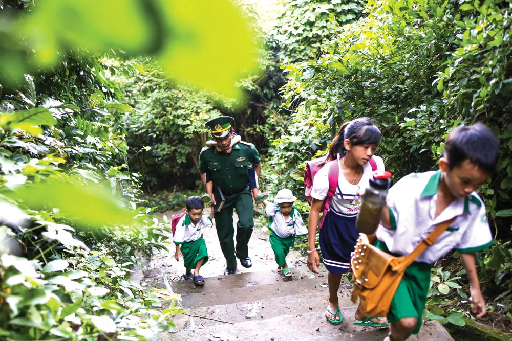 Tôn vinh các chiến sĩ bộ đội biên phòng đang làm công tác “gieo chữ” ảnh 1